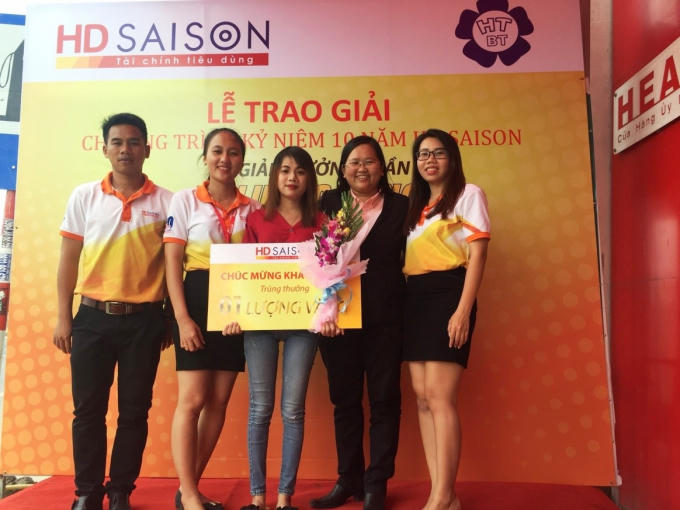 Chị Lê Thị Thùy Trân (áo đỏ) may mắn nhận được 1 lượng vàng SJC từ HD Saison