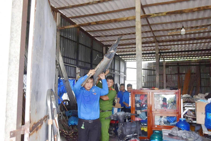 Cán bộ Công an cùng đoàn viên Đoàn TNCS Hồ Chí Minh phường Vĩnh Trạch chung tay thực hiện tháo dở nhà cũ dột nát trong buổi ra quân ngày 14/7.