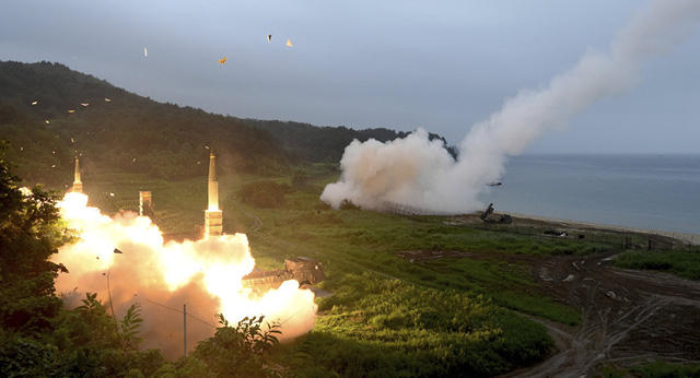 Quân đội Mỹ - Hàn phóng tên lửa trong cuộc tập trận chung ngày 29/7 (Ảnh: Reuters)