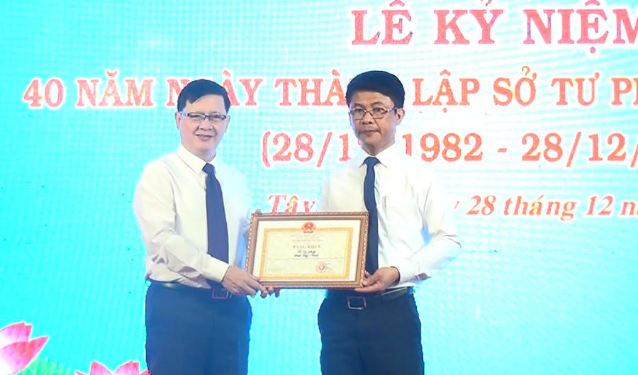 Bộ Tư pháp đã có Quyết định khen thưởng Tập thể Sở Tư pháp Tây Ninh có thành tích xuất sắc trong quá trình 40 năm xây dựng và phát triển.