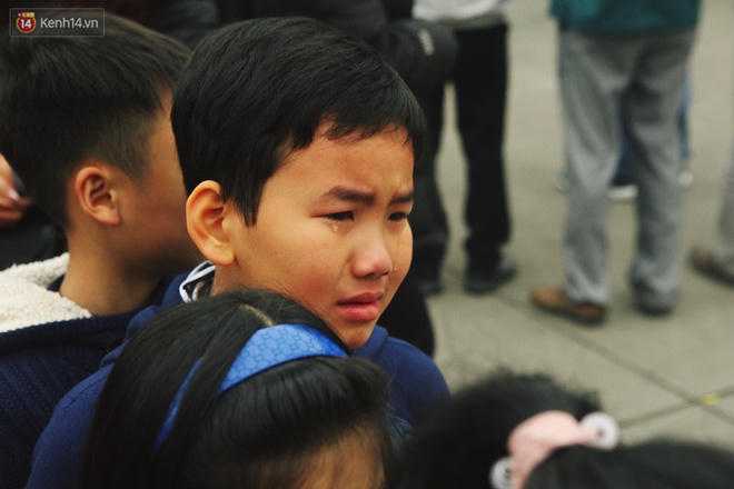 Lũ nhỏ đã khóc nức nở suốt buổi tang lễ.
