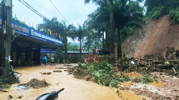 Trung tâm Khí tượng thuỷ văn tỉnh Bắc Kạn đang phát đi cảnh báo mưa lũ, giông lốc, sạt lở đất... đến người dân. Ảnh: BBK.