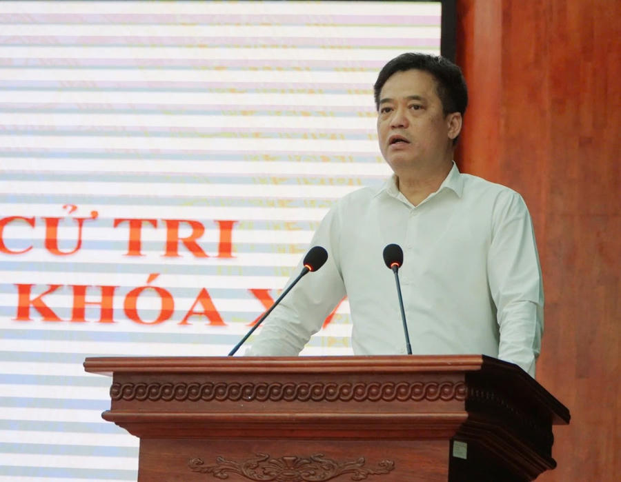 Ông Lê Quốc Anh, Bí thư Thành ủy TP Phú Quốc ghi nhận đầy đủ các ý kiến của cử tri - Ảnh: Khánh Thùy
