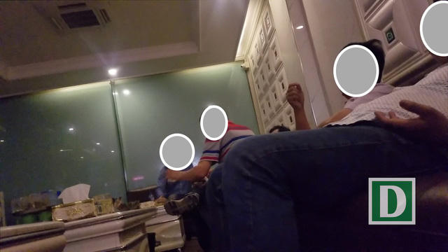 Cảnh khách ngồi đợi đến lượt mình vào phòng thư giãn.