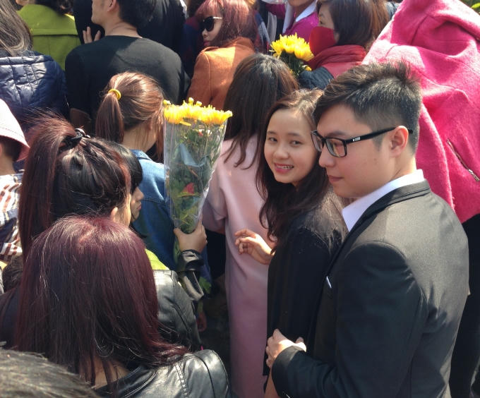 Rất đông các nam thanh nữ tú hòa vào dòng người dâng hương, thể hiện sự ngưỡng mộ đến vị anh hùng dân tộc.