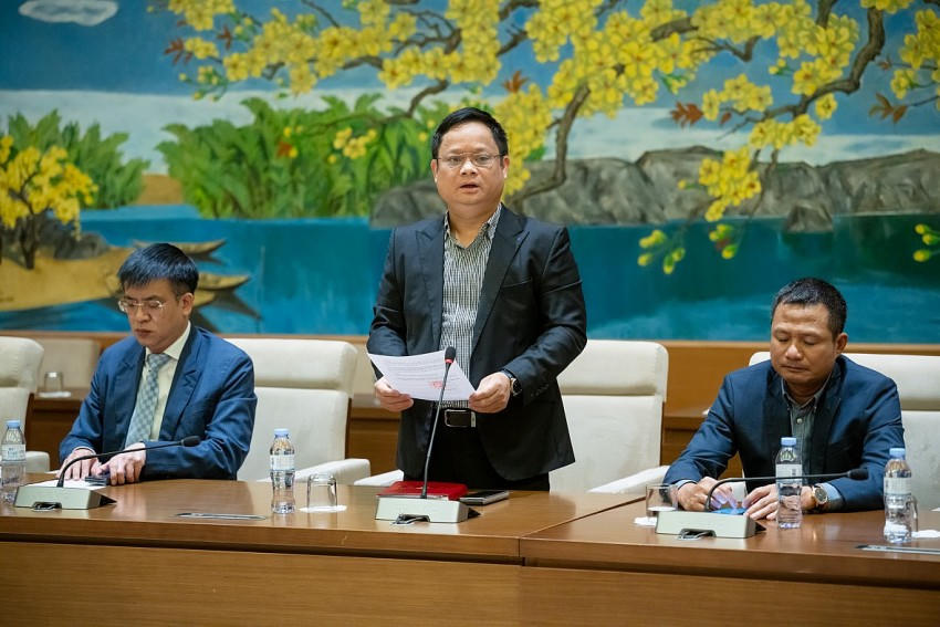 Phó Chủ nhiệm Văn phòng Quốc hội Vũ Minh Tuấn công bố Nghị quyết kết thúc hoạt động của Truyền hình Quốc hội Việt Nam. Ảnh: quochoi.vn