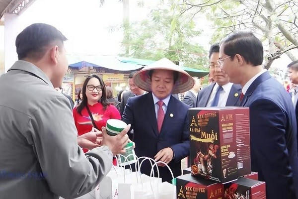 Lãnh đạo tỉnh Hưng Yên tham quan gian hàng.
