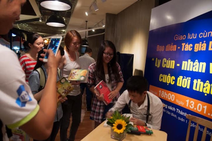 Đạo diễn Lê Hoàng dành thời gian ký tặng sách đọc giả
