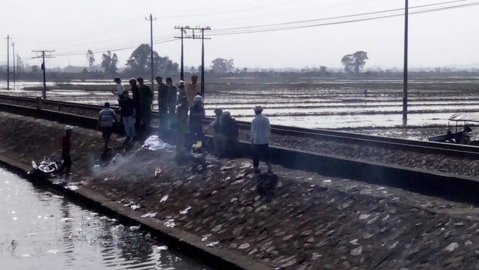 Nạn nhận bị tàu cán chết trong khi đi công chuyện.