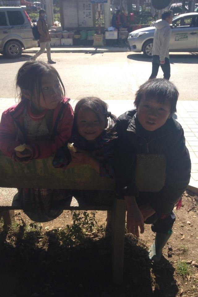 Khuân mặt nhem nhuốc, áo quần bẩn thỉu của những đứa trẻ nơi góc chợ tình SaPa (ảnh Thanh Huyền)