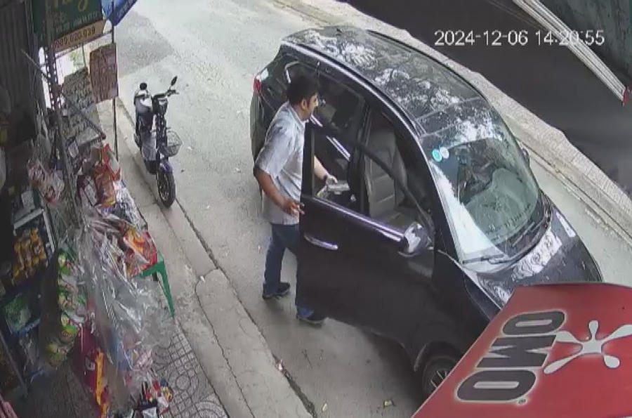 Sau khi lừa người dân, đối tượng Mirzazadeh Sajjad nhanh chóng cầm tiền ra xe tẩu thoát (Ảnh: Trích xuất camera).
