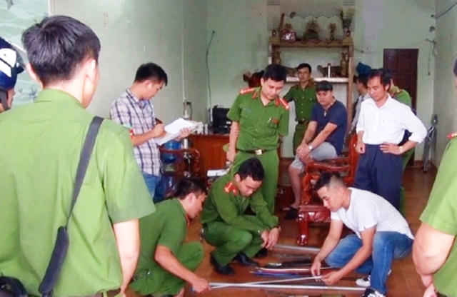 Lực lượng chức năng khám xét nơi ở và tiệm cầm đồ thu nhiều "hàng nóng".