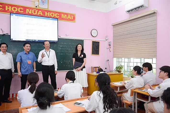 Thứ trưởng Phạm Ngọc Thưởng động viên các em học sinh đang ôn tập tại điểm thi Trường THPT Vĩnh Yên, Vĩnh Phúc. Ảnh: Bộ GD&ĐT