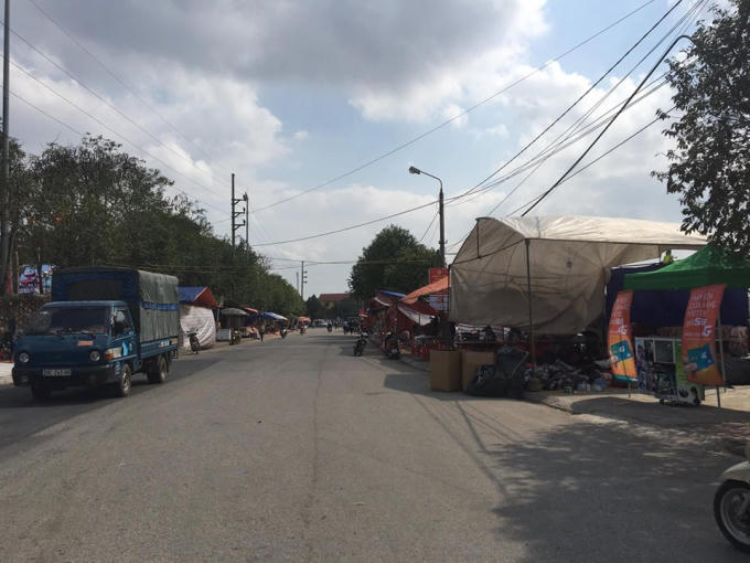 Lối vào hội Lim bị bủa vây bởi hàng quán.