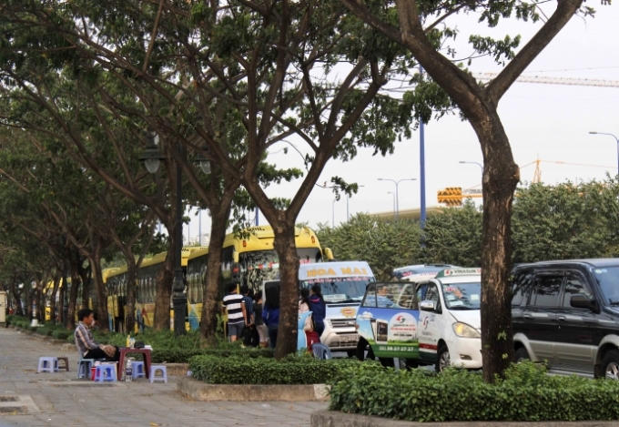 Nhà xe Hoa Mai lập điểm điều xe, đón trả khách ngay trên đại lộ Mai Chí Thọ.