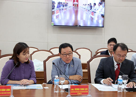 Ông Dong Sun Lee, Giám đốc điều hành quản trị kinh doanh hội sở chính Tập đoàn JDC (Hàn Quốc) cảm ơn sự đón tiếp trọng thị của lãnh đạo tỉnh Quảng Ninh.