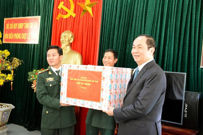 Chủ tịch nước Trần Đại Quang tặng quà lưu niệm. (Ảnh: Mai Trung)