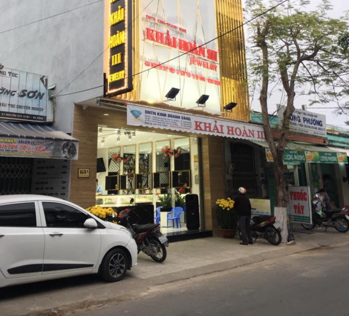 Ngày từ 6 giờ sáng, các tiệm vàng ở 63A Nguyễn Duy Hiệu, quận Sơn Trà, TP Đà Nẵng đã sớm đón những vị khách đầu tiên đến mua vàng.