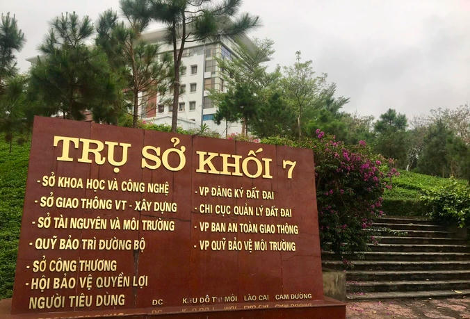 Sở Giao thông vận tải - xây dựng tỉnh Lào Cai ở tầng 3 trụ sở hợp khối 7 Khu đô thị mới Lào Cai - Cam Đường