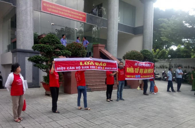 Dân đến khiếu kiện đứng ngoài cổng Viện KSND TP HCM.