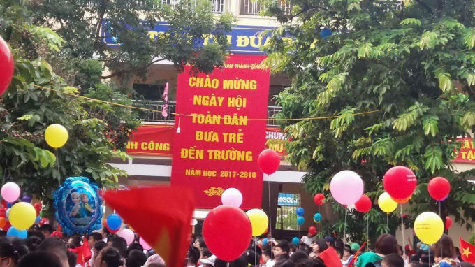 Hòa trong không khí tựu trường hàng trăm học sinh trường Tiểu học Nam Thành Công háo hức  ngày khai giảng. Ảnh Lương Liễu.