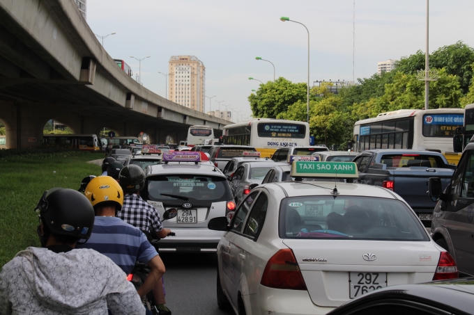 Nhiều phương tiện rất vất vả mới di chuyển qua đoạn đường này.