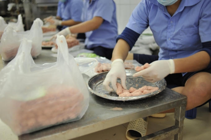 Mục sở thị c&aacute;ch l&agrave;m gi&ograve; chả của người Ước Lễ