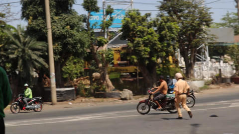 Người vi phạm tăng ga bỏ chạy khi CSGT ra hiệu lệnh dừng xe.