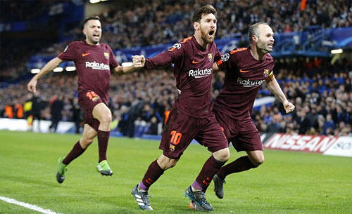 Messi gỡ hòa cho Barcelona . (Ảnh: Reuters)