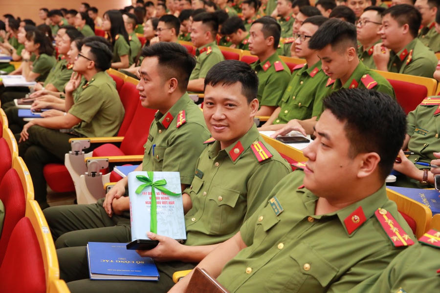 Nhận phần thưởng cho câu trả lời xuất sắc.