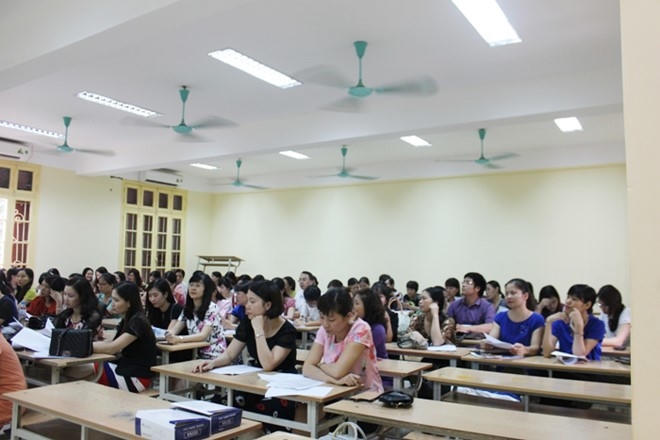 Giáo viên tập huấn chấm thi. (Ảnh: Zing News)