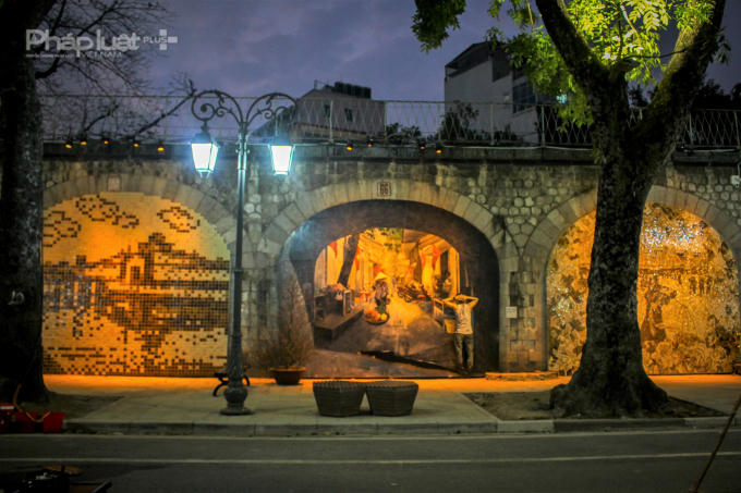 Sau khi hệ thống ánh sáng được hoàn thiện, phố Bích Họa Phùng Hưng đã được khoác lên mình một tấm áo mới có phần lung linh hơn.