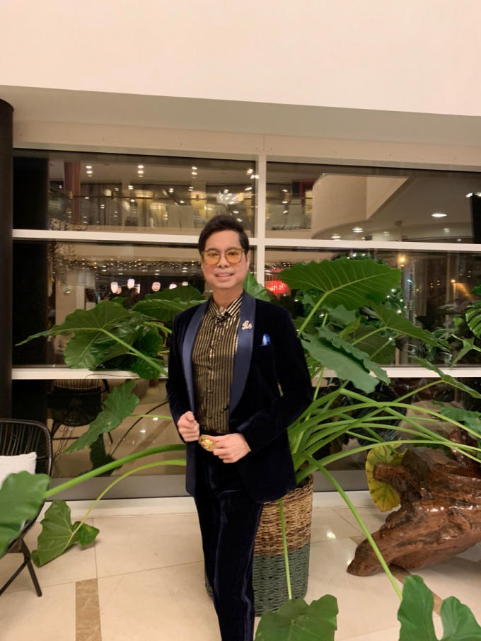 Anh có chuyến lưu diễn nước ngoài.