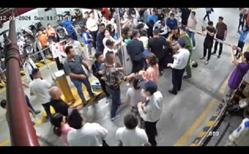 Mâu thuẫn tại hầm để xe tòa nhà đã diễn ra một thời gian dài vẫn tiếp tục căng thẳng.