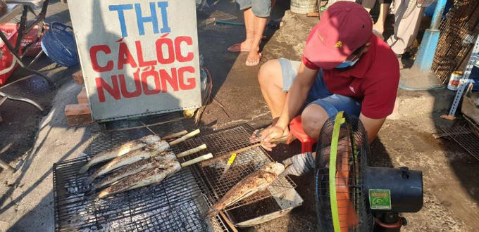 Cá lóc được nướng ngay tại chỗ...