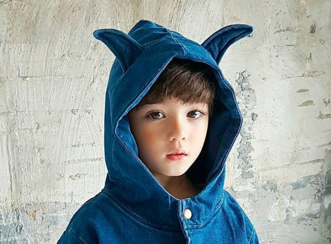 Chỉ mới 4 tuổi, nhóc tỳ lai đã làm người mẫu cho hơn 10 thương hiệu thời trang dành cho trẻ em, sở hữu gần 500.000 người hâm mộ trên mạng xã hội. Sự nổi tiếng nhanh chóng cùng ngoại hình nổi bật của Cooper khiến nhiều người liên tưởng đến bé Mason và cho rằng cả hai có thể trở thành "đối thủ nặng ký" của nhau trong tương lai.