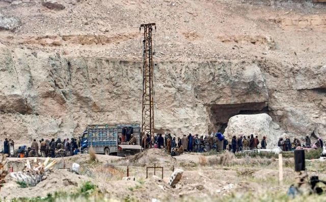 Phiến quân IS lũ lượt chui khỏi hầm ẩn náu ở làng Baghouz , Syria để đầu hàng hôm 24/3. (Ảnh: AFP)