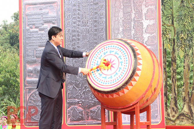 Đồng chí Lê Ô Pích - Bí thư Huyện ủy, Chủ tịch UBND huyện đánh trống khai hội chùa Bổ Đà. (Nguồn: Báo Bắc Giang)