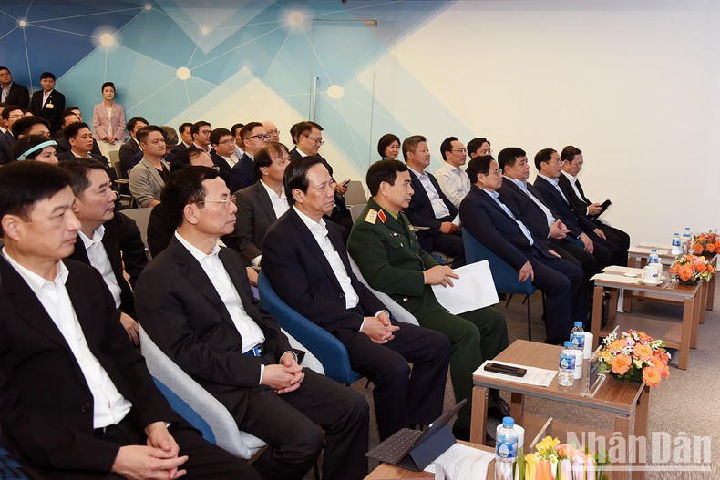 [Ảnh] Thủ tướng Phạm Minh Ch&iacute;nh thăm Trung t&acirc;m Đổi mới s&aacute;ng tạo Quốc gia ảnh 6