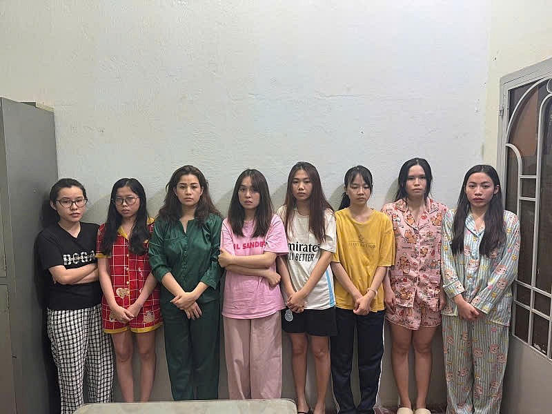 Nhiều phụ nữ tham gia đường dây đánh bạc bị công an tạm giữ.
