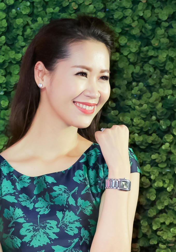 Để khiến mình thêm nổi bật, Dương Thuỳ Linh phối trang phục với các phụ kiện đắt đỏ như giày Manolo 1.000 USD, túi Gucci khoảng 2.500 USD và đồng hồ Patek Philippe 10.000 USD với mặt đính kim cương. Người đẹp được rất nhiều vị khách đón chào và xin chụp ảnh cùng khi tham gia event. Sau khi kết thúc sự kiện vào buổi tối, Dương Thuỳ Linh được trợ lý đưa đón bằng ô tô về Hà Nội ngay trong đêm.