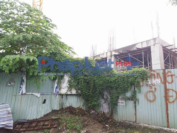 Cửa đóng, rác và dây leo giăng cửa công trình.