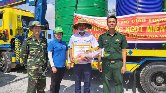Đoàn Thanh niên huyện Gò Công Đông (Tiền Giang) đã trao tặng giấy khen cho Trung Tâm cứu hộ giao thông 118 Tiền Giang vì đã có nhiều đóng góp trong công tác phòng chống hạn mặn năm 2020