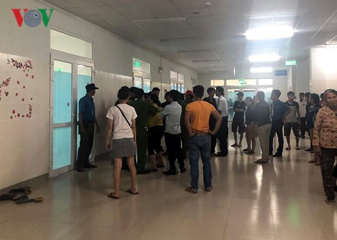 Người nhà tập trung phản đối bác sĩ tại bệnh viện.