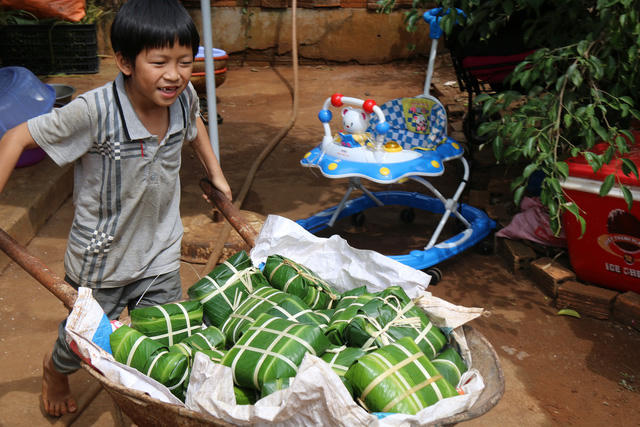 Từ người lớn đến trẻ nhỏ đều được huy động để gói bánh chưng phục vụ Tết.