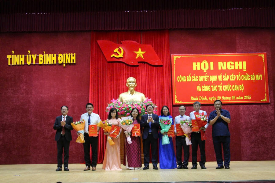 Thường trực Tỉnh ủy trao quyết định và tặng hoa chúc mừng lãnh đạo Sở Văn hóa, Thể thao và Du lịch.