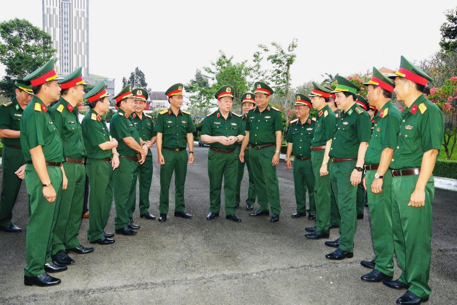 Đại tướng Nguyễn Trọng Nghĩa trao đổi với cán bộ, chiến sĩ Bộ CHQS tỉnh Đồng Nai.