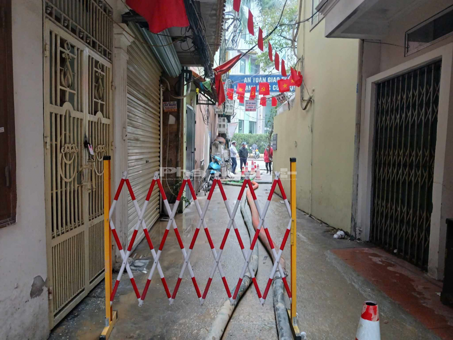 Cơ quan chức năng vẫn đang hạn chế người đi lại qua khu vực bùn bị phun từ các miệng hố thoát nước ngõ 7 Giang Văn Minh.
