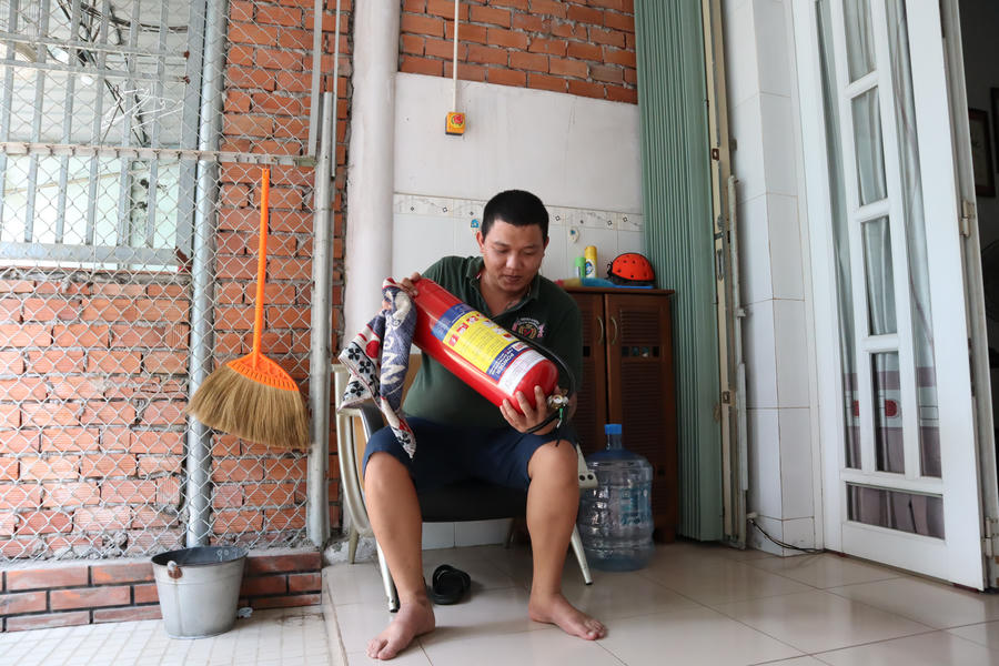 Thời gian rảnh, anh Vũ Trọng Quỳnh sẽ kiểm tra, bảo dưỡng bình chữa cháy nhà mình.
