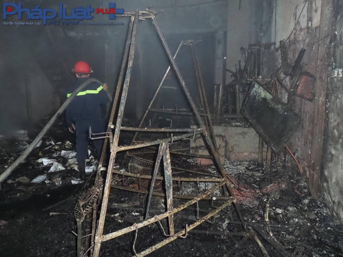 Hai nhà đều bị lửa thiêu rụi gần như hoàn toàn. (Ảnh: Hoàng Hải)